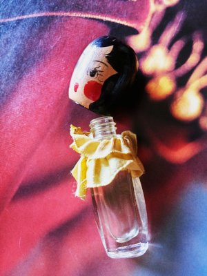 画像3: 女の子の形をした小さなボトル　香水瓶　７ｃｍ　クリームカラー