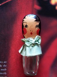 女の子の形をした小さなボトル　香水瓶　７ｃｍ　グリーンカラー