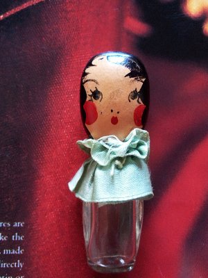 画像1: 女の子の形をした小さなボトル　香水瓶　７ｃｍ　グリーンカラー