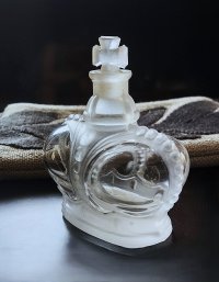 王冠ボトル　フロストガラス　窓辺のオブジェ　香水瓶　Prince Matchabelli