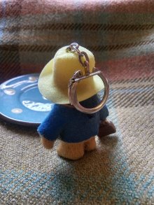 他の写真1: HAPPY PRICE！ くまのパディントン 　ミニチュア　キーホルダー