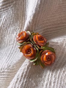 他の写真1: キャラメル色のフラワーブローチ　薔薇　ベークライト 　 ハンドカ―ヴィング A