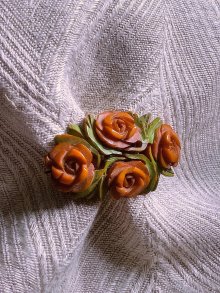 他の写真2: キャラメル色のフラワーブローチ　薔薇　ベークライト 　 ハンドカ―ヴィング A