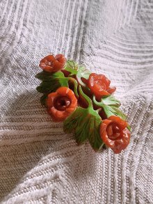 他の写真1: キャラメル色のフラワーブローチ　薔薇　ベークライト 　 ハンドカ―ヴィング