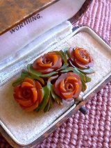 キャラメル色のフラワーブローチ　薔薇　ベークライト 　 ハンドカ―ヴィング A