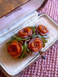 キャラメル色のフラワーブローチ　薔薇　ベークライト 　 ハンドカ―ヴィング A