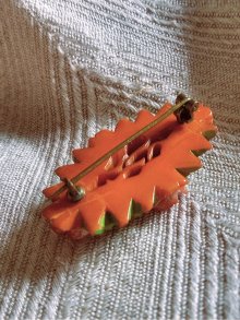 他の写真3: キャラメル色のフラワーブローチ　薔薇　ベークライト 　 ハンドカ―ヴィング