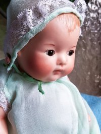 ボンネットベビー　ガラス目のビスクドール　２０ｃｍ