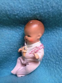 HAPPY PRICE！　おしゃぶりもったベビードール　１０ｃｍ　 ヘルトヴィヒ　HERTWIG　