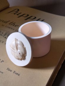 他の写真1: 象牙色のうさぎさん　セルロイドケース　ヴィンテージの蓋物　フレンチアイボリー
