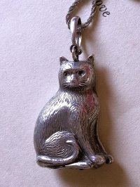 銀の猫　シルバー　ホールマーク　ペンダントトップにも　from LONDON