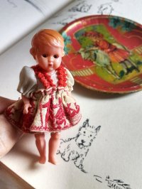 赤いスカート履いてる女の子　ミニチュアドール　アンティークのブリキ皿とセット