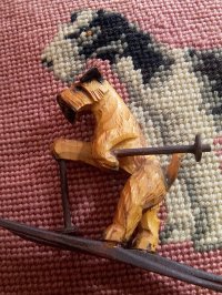 テリア　スキーヤー　古い時代のイタリアの木彫フィギア