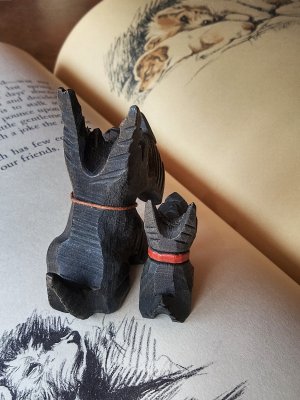画像2: 木彫りの２匹のテリア　ヴィンテージのマスコット　from ENGLAND　