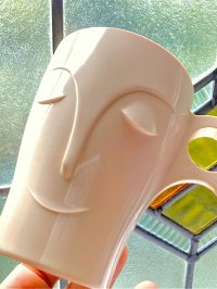 キャドバリーのチョコレートマグ　やわらかなミルクティー色　ボーン ヴィータ