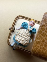 ニットドレスのミニチュアドール　３，９ｃｍ　HERTWIG　人形の家　オールビスク　　