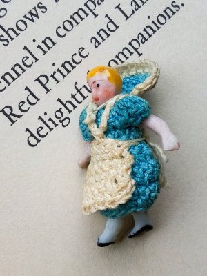 画像5: ニットドレスのミニチュアドール　３，９ｃｍ　HERTWIG　人形の家　オールビスク　　