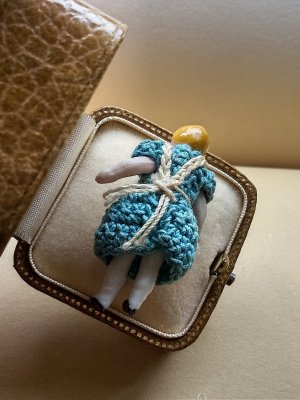 画像2: ニットドレスのミニチュアドール　３，９ｃｍ　HERTWIG　人形の家　オールビスク　　