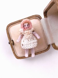 ニットドレスのミニチュアドール　３，５ｃｍ　HERTWIG　人形の家　ブランケット　