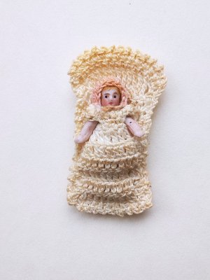 画像2: ニットドレスのミニチュアドール　３，５ｃｍ　HERTWIG　人形の家　ブランケット　