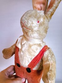 赤いコーデュロイパンツのラビット　白うさぎ　