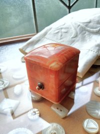 リングボックス　コーラルカラーのセルロイド　指輪ケース　英国
