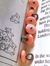 ★ウサギの眼　ベビーピンクカラーのアンティークシューボタン　９ｍｍ 　ブーツボタン　４個セット