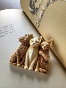 他の写真1: ３びきのねこ　ブローチ　きれいなアイボリーの風合い