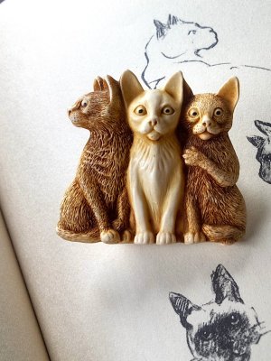 画像1: ３びきのねこ　ブローチ　きれいなアイボリーの風合い
