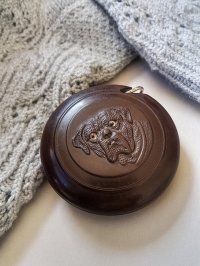 アンバーの眼をしたワンコ　アンティークのテープメジャー　英国　コレクション