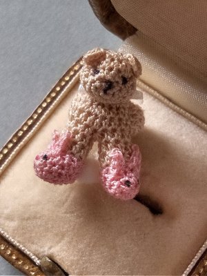 画像1: ウサギ靴を履いたベビー熊　ミニチュア　ハンドニット　編みぐるみ