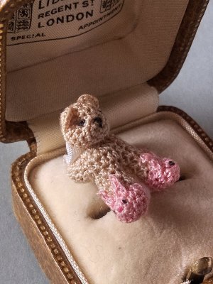画像2: ウサギ靴を履いたベビー熊　ミニチュア　ハンドニット　編みぐるみ