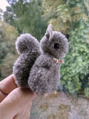 画像1: 灰色リス　ポンポン　毛糸玉　ドイツのヴィンテージ