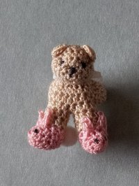 ウサギ靴を履いたベビー熊　ミニチュア　ハンドニット　編みぐるみ