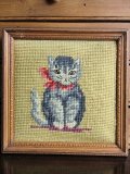 ニードルポイントのフレーム　赤いリボンのねこ