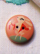 ＷＯＯＤ　ＢＵＴＴＯＮ　にんじんを持つウサギ