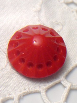 画像1: 赤いパラソルのようなボタン