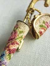 傘のブローチ　ベージュ色のプチポワン
