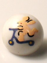 スクーターに乗るウサギ
