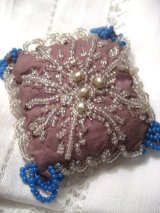 ビーズ刺繍のピンクッション