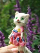 ピンクのワンピースのしろねこ　ドイツ　ワグナー社