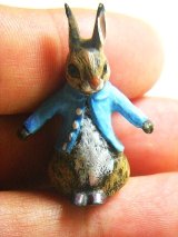 青いジャケットのピーター　ミニチュアブロンズ