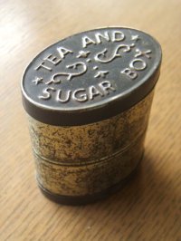 携帯用の茶葉と砂糖入れ