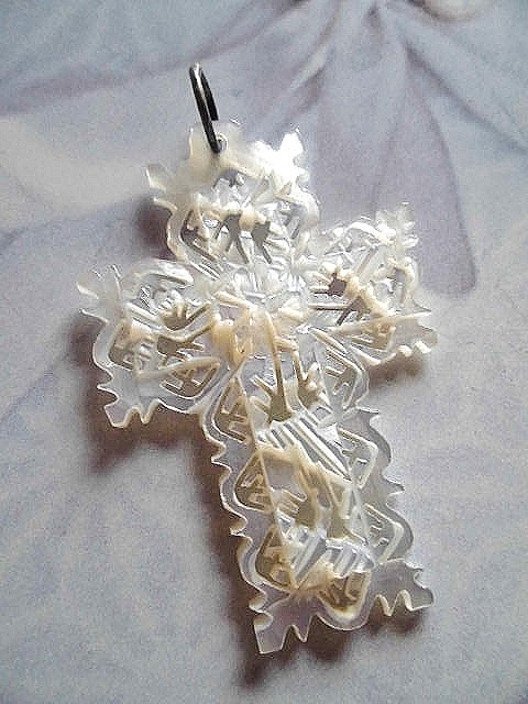 白い十字架 美しい貝細工 真珠貝 ベツレヘムパール ハンドカーヴィング - SNAP