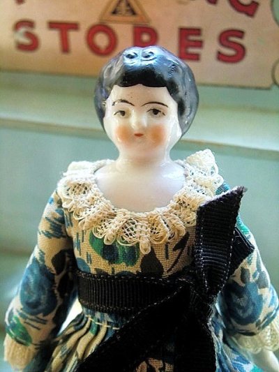 画像1: ドイツのアンティーク　チャイナヘッドドール　人形の家　１９ｃｍ　蒼いドレス　