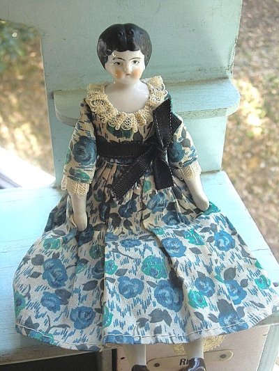 画像2: ドイツのアンティーク　チャイナヘッドドール　人形の家　１９ｃｍ　蒼いドレス　