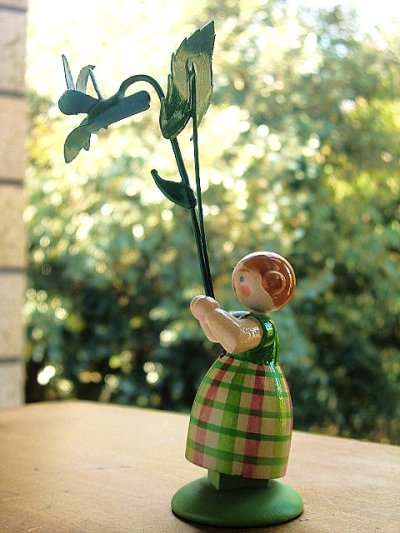 画像2: 花と少女　ドイツ エルツ地方のハンドクラフト　木工人形　スミレの花　　　