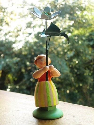 画像1: 花と少女　ドイツ エルツ地方のハンドクラフト　木工人形　　　　