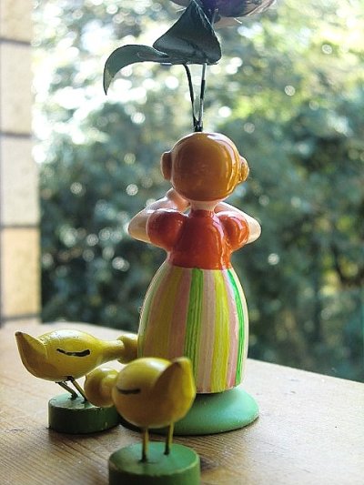 画像3: 花と少女　ドイツ エルツ地方のハンドクラフト　木工人形　　　　