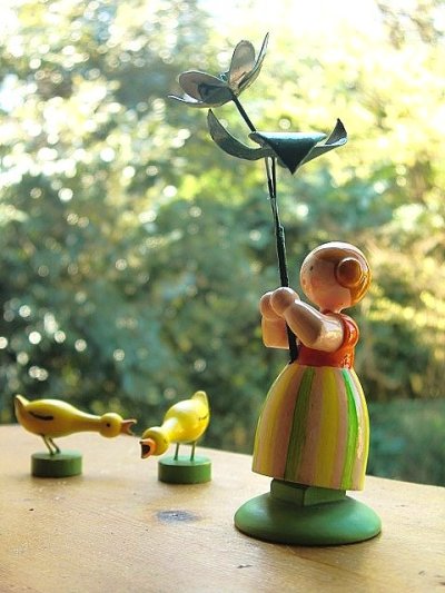 画像2: 花と少女　ドイツ エルツ地方のハンドクラフト　木工人形　　　　